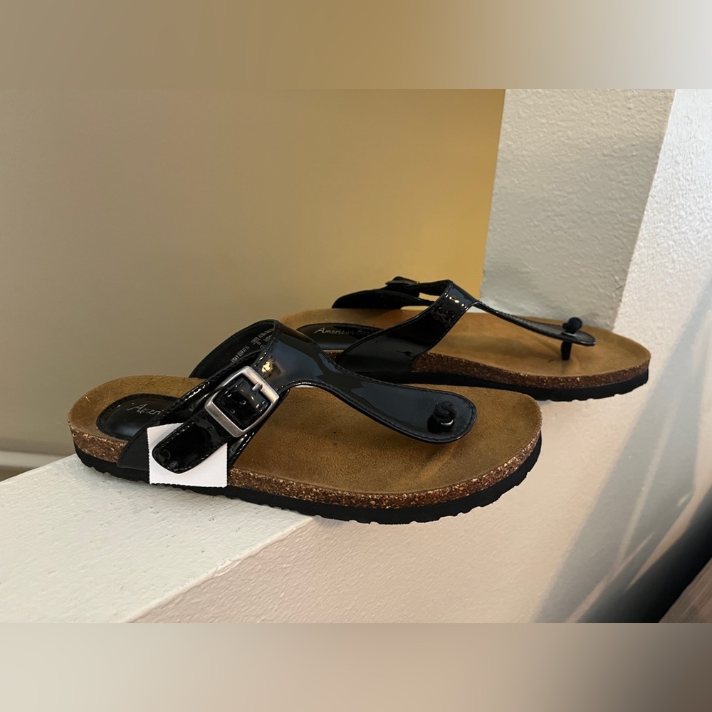 🐠American Eagle Women’s Patent Leather Flip Flops Black Size 9. New with Tags.
